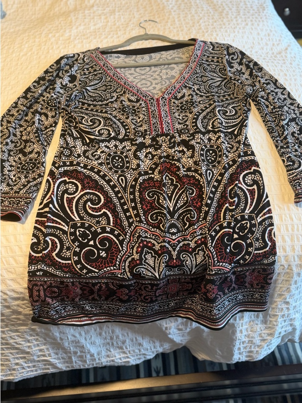 White House Black Market Black Paisley V-Neck 3/4 sleeve Tunic with pink Accents